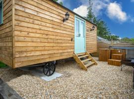 Rosemary - 1 Bedroom Shepherds Hut - Amroth, hotel with parking in Amroth