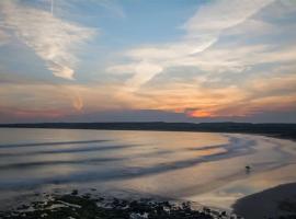 Village centre apartment, hotel in Lahinch