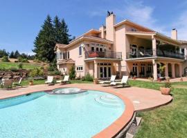8 Acre Luxury vineyard villa, pool, 2 hot tubs, hotell i Dayton