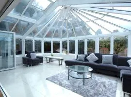 Luxury 6 bedroom house with parking - Northwood