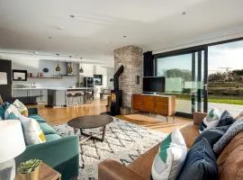 Family friendly lakeside property on nature reserve Swan Landing WI10