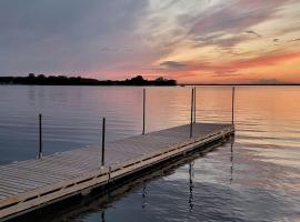 Tranquil Cottage Retreat in Prince Edward County, hotel in Demorestville