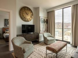 'The Views Over Pack Square Park' A Luxury Downtown Condo with Mountain and City Views at Arras Vacation Rentals – apartament w mieście Asheville