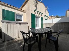 Maison à deux pas de la plage avec wifi et parking - FR-1-246A-152, hotel in Saint-Georges-dʼOléron