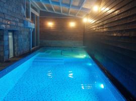 וילה שחר בגולן, hotel dengan kolam renang di Mas'ade