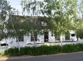 Petite France:luxury thatched 4BRcottage with pool, khách sạn ở Franschhoek