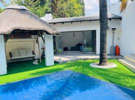 Cozy home with a pool,garden and small Lapa, 2 Bed，Sandton的小屋