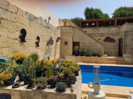 Dar Dragun: luxury 3BR bright spacious house & pool, kotedžas mieste San Lawrenz