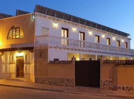 Hostal Rural El Tejar: Layos, Golf Campo de Layos yakınında bir otel