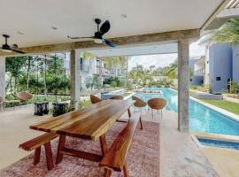 Contemporary poolside Condo, Wi-Fi - Paraiso Kaanal 101, hotel v destinaci Tulum