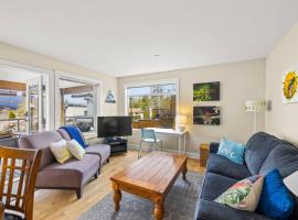 A Peaceful Suite Stay, feriehus i Brentwood Bay