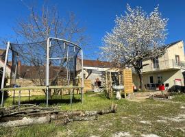 Le Faubourg des Trois Provinces, Zoo de Beauval, smještaj s priborom za pripremu jela u gradu 'Noyers-sur-Cher'