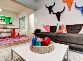Color Pop Cottage - Half mile from Plaza district