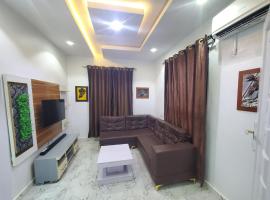 Awesome 1-Bed Apartment In Isheri-Egbeda Area With FREE WIFI & 24hrs Power, hotel con parcheggio a Lagos