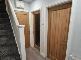 Whole House - 4 Bedrooms - Parking - Sleeps 8