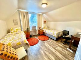 Private Room with 2 Twin Beds- Air Conditioning and Shared Bathrooms, hotelli Seattlessa