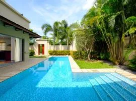 Luxe 2br Pool Villa walk to Bangtao Beach