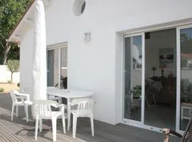 Maison Rénovée et Confortable au Centre-ville, Proche Plage - FR-1-22-268