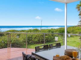The Vibe Beach House - direct beach access, spa, hotel in Lake Cathie