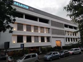 KJSP Seasons, hotel with parking in Nerul