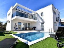 CROWONDER Villa Sunrise with Swimming Pool and Seaview, hotel in Vir