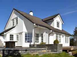 Cozy Home In Bakkasund With Kitchen, villa í Bakkasund