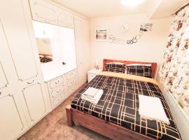 EEE Home Away From Home Dudley, hotel with parking in Lower Gornal