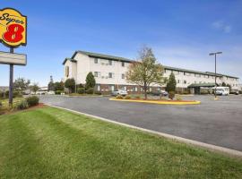 Super 8 by Wyndham Milwaukee Airport, accessible hotel in Milwaukee