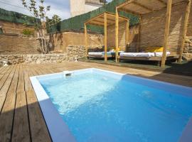 Catalunya Casas Splendid Sanctuary with private pool 15km to Sitges!, котедж у місті Olerdola
