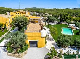 Catalunya Casas Divine and Delightful for 24 guests 12km to Sitges, hotel s bazenima u gradu 'Olerdola'