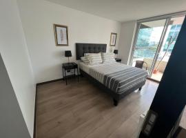 28 Metros costado Clinica las Condes ,hasta 5 personas, hotel en Santiago