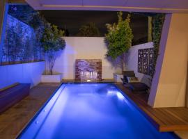 Luxurious Terrace Hideaway with a Heated Pool, hotel din Ocean Grove