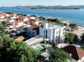 CROWONDER Apartments & Rooms OAZA with heated Swimming Pool and Sauna, apart-hotel em Turanj