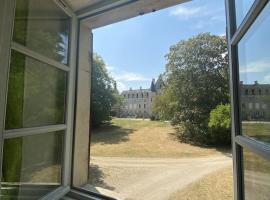 Cosy house for 8 people in the grounds of the castle, hotel v mestu Blet