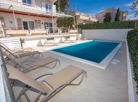 Rooms Magnolia with Pool, hotel v Novalji