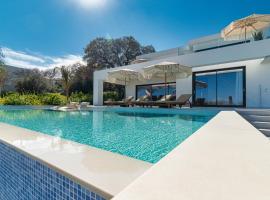 Gatsby Rhodes-Brand New Seaview Villa, hotel com estacionamento em Asgourou