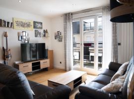 Convenient 2BR Apt near subway, huoneisto kohteessa Noisy-le-Grand