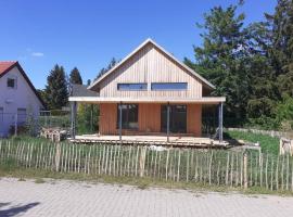 gemütliches Holzhaus am See, villa in Warin