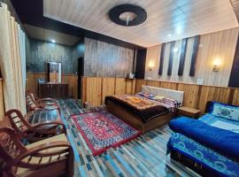 Aagan Homestays، فندق يسمح بالحيوانات الأليفة في Berināg