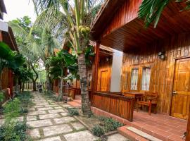 Wooden style bungalow have kitchen, koliba u gradu Pu Kok
