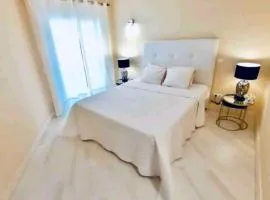 Beach & Sea Apt, Fast WIFI, Airco, Private Parking and Pool