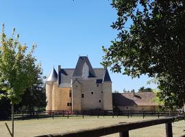 Manoir de la Beunèche - location du manoir entier – obiekt B&B w mieście Cérans-Foulletourte