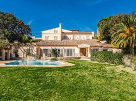 Stunning Home In Les Adrets-de-lestre With Wifi, 7 Bedrooms And Heated Swimming Pool, hotel s parkiriščem v mestu Les Adrets de l'Esterel