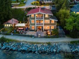 Iconic 3-Story Waterfront 'Marina House' w/ View, casă de vacanță din Gibsons