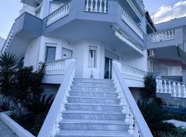 Coastline Apartment โรงแรมในเนอาเปรามอส