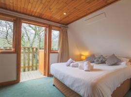 Oak Tree Lodge - A Romantic Getaway- Finlake Resort & Spa - Devon，查德利的度假村