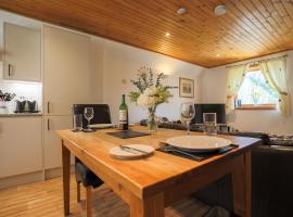 Oak Tree Lodge - A Romantic Getaway- Finlake Resort & Spa - Devon, Hotel in Chudleigh