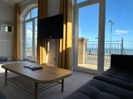 Clifton Seafront Apartments - Sandown, Isle of Wight - FREE CAR FERRY, hotel in Sandown