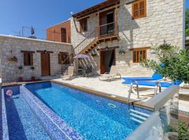 Stonehouse with private swimming pool, hotel a prop de Club de golf Minthis Hill, a Kallepia
