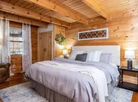 Great Location! Sweet & Cozy Smoky Mountains Cabin!